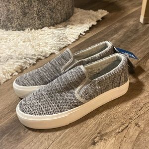 NWT women’s size 8 slip on sneakers- heathered grey